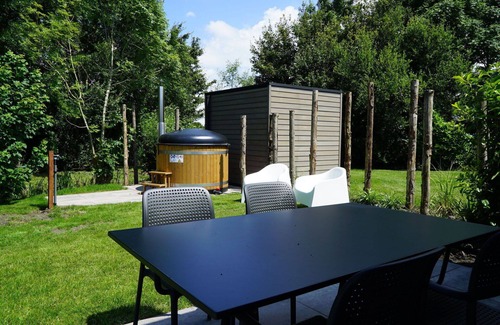 Vleteren House | Beautiful apartment in villa for 4 guests with WIFI, TV, terrace and parking