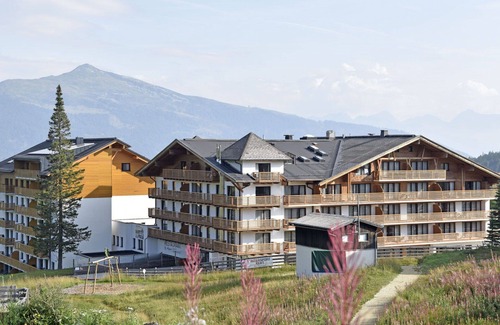 Katschberg Apartment | Beautiful apartment with pool, WIFI, TV, balcony, pets allowed, panoramic view and parking