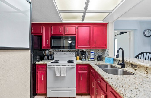 South Padre Island Condo | Beautiful Bayfront Condo with Fishing Pier, Boat Dock & Pool - Next to Louie's!