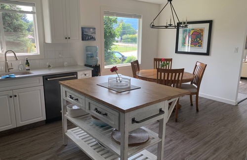 Central Okanagan House | Beautiful Beach House, Family fun!