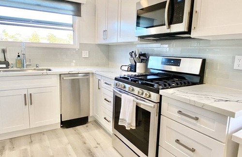 South Redondo House | Beautiful Beach Retreat in Heart of Town - 2blks to Beach