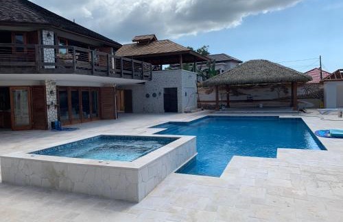 Negril Villa | Beautiful Beachfront Villa With Private Pool and Bar Fully Staffed