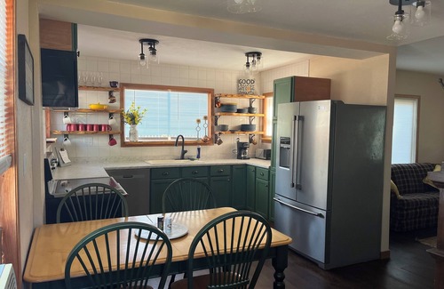Storm Lake House | Beautiful Big 3-bedroom house with WiFi, AC in tranquil Storm Lake