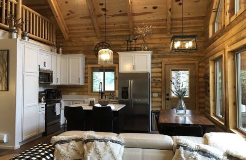 Duck Creek Village Cabin | Beautiful & Brand New Cabin in Duck Creek