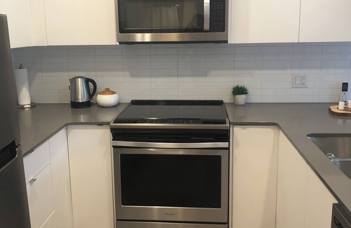 Saanich East Condo | Beautiful, bright 1-bedroom condo in central location with WiFi, AC