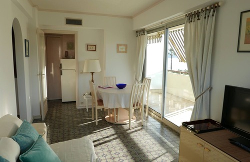 Cannes La Bocca Apartment | Beautiful bright apartment 2 rooms 40 m2 to 80 m from the beach, sea view