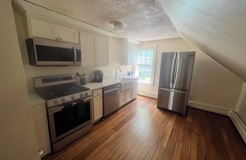 Bristol Apartment | Beautiful Bristol 2BR Apartment Right Next To The Bay