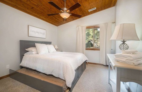 Munds Park Cabin | Beautiful Cabin in the Woods for 10 guests!