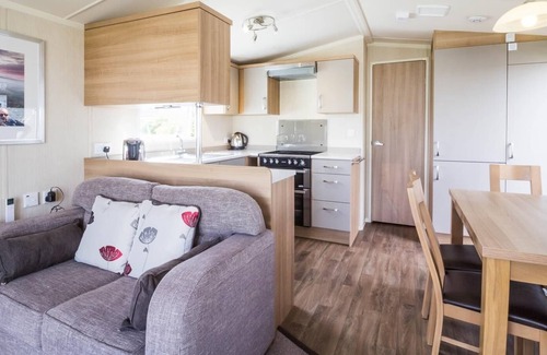 Hopton on Sea House | Beautiful caravan for to hire at Hopton Haven park in Norfolk ref 80027T