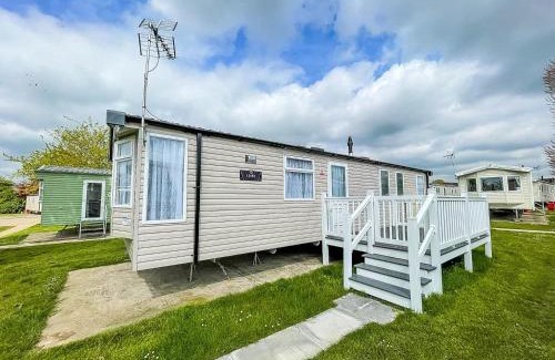 Clacton-on-Sea Other | Beautiful Caravan With Decking And Free Wifi At Highfield Grange Ref 26740Wr