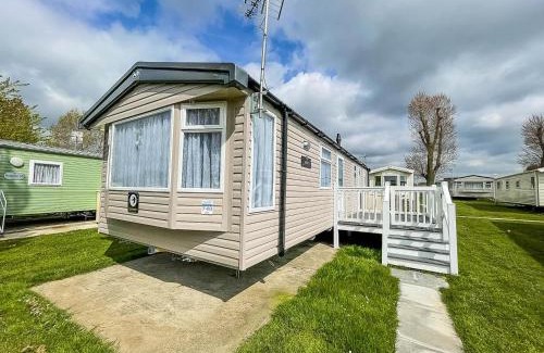 Clacton-on-Sea Other | Beautiful Caravan With Decking And Free Wifi At Highfield Grange Ref 26740Wr