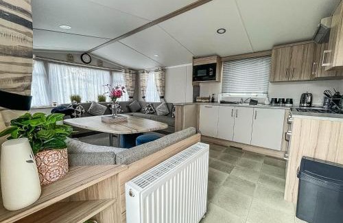 Clacton-on-Sea Other | Beautiful Caravan With Decking And Free Wifi At Highfield Grange Ref 26740Wr