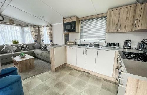 Clacton-on-Sea Other | Beautiful Caravan With Decking And Free Wifi At Highfield Grange Ref 26740Wr