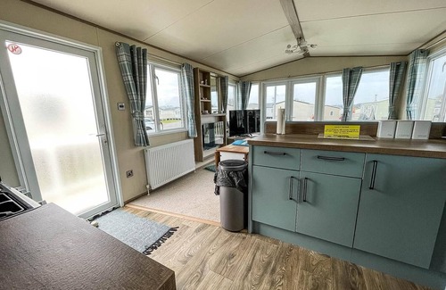 Kessingland House | Beautiful caravan with decking at Kessingland Beach in Norfolk ref 90010TD