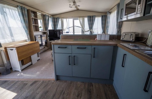 Kessingland House | Beautiful caravan with decking at Kessingland Beach in Norfolk ref 90010TD