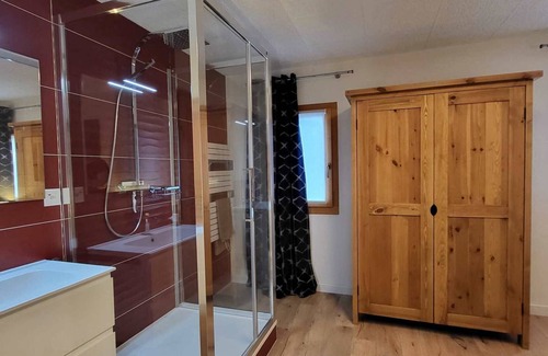 Ovronnaz Ski Chalet | Beautiful Chalet Hakuna Matata in the center of the resort