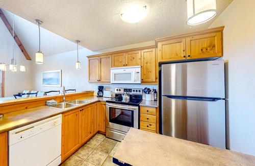 The Blue Mountains Condo | Beautiful condo close to the village with shared pool, gas fireplace, deck