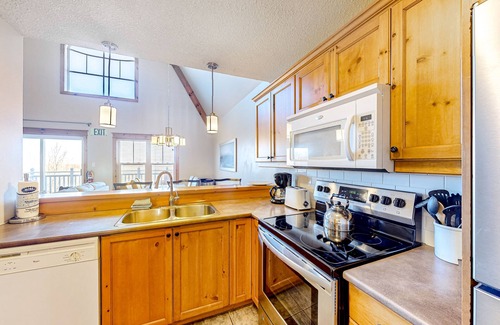 The Blue Mountains Condo | Beautiful condo close to the village with shared pool, gas fireplace, deck