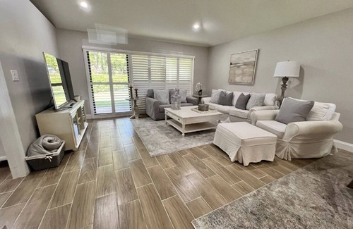 Hunt Club Cottage | Beautiful Cottage located inside PGA National