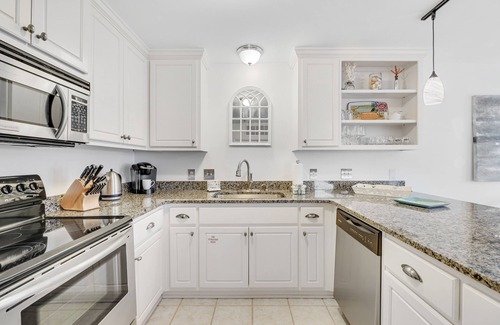 Gulf Place Condo | Beautiful condo with balcony view, community pools & hot tub