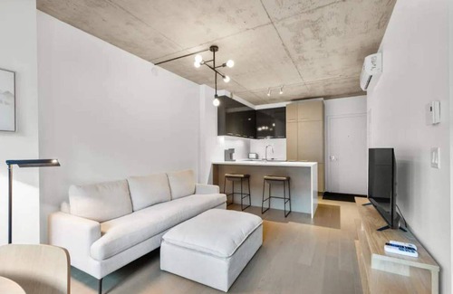 Cite Multimedia Apartment | Beautiful Condo in Griffintown