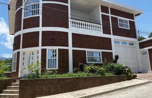 Metapan House | Beautiful, contemporary brick style home