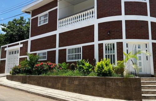 Metapan House | Beautiful, contemporary brick style home