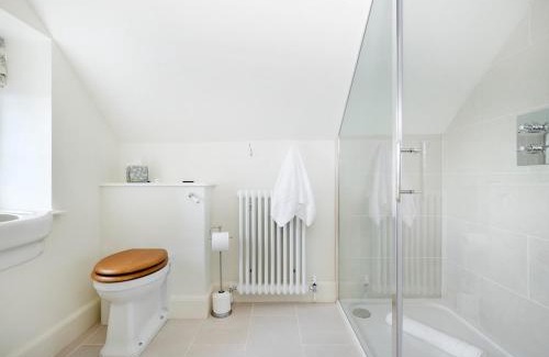 Tytherington House | Beautiful Cotswold Farmhouse with Hot tub