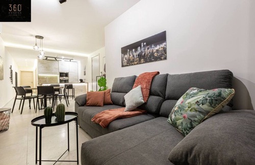 Tower Road Apartment | Beautiful, cozy APT just off the Promenade & WIFI