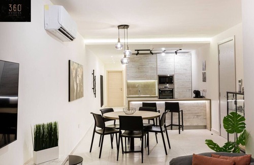 Tower Road Apartment | Beautiful, cozy APT just off the Promenade & WIFI