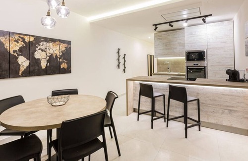 Tower Road Apartment | Beautiful, cozy APT just off the Promenade & WIFI