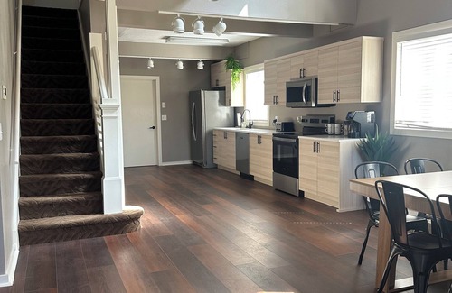 Dickinson House | Beautiful Downtown Home, Close To Everything