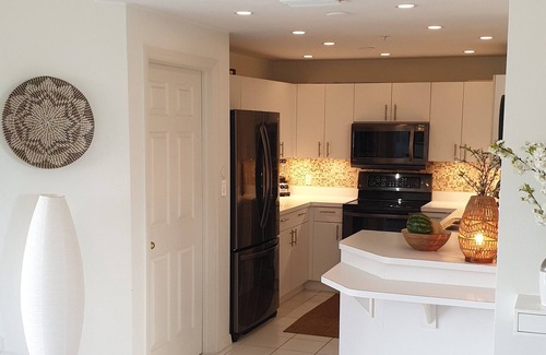 Vanderbilt Beach Apartment | Beautiful end unit located on top floor. Close to the beach. Pet friendly.