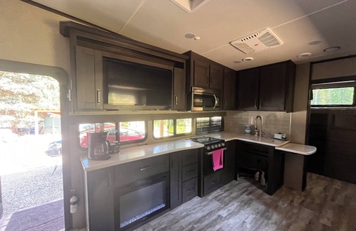 Kila House | Beautiful escape that sleeps 8. Close to many Lakes and Glacier National Park
