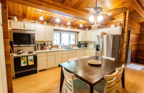 Fleischmanns Ski Chalet | Beautiful expansive ski chalet with hot tub less than 10m to Belleayre Mountain!
