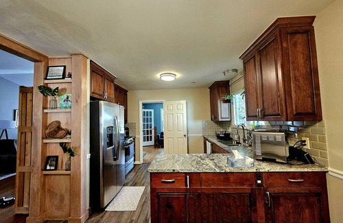Charlotte House | Beautiful Family Friendly Home, with spacious yard, 5 min from theme park!