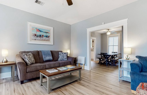 San Jacinto Apartment | Beautiful, family-friendly retreat 4 blocks from the beach!