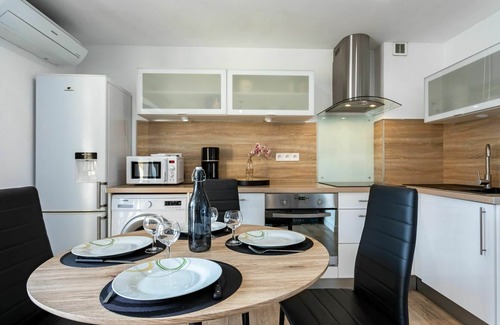 Les Hauts de Canet Apartment | Beautiful apartment for 4 people with pool, A/C, WIFI, TV, terrace and pets allowed