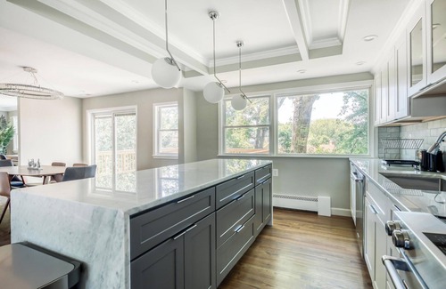 Arlington Ridge House | Beautiful Fully Renovated 3 Bedroom House 5 Mins to DC & DCA - Best Location!