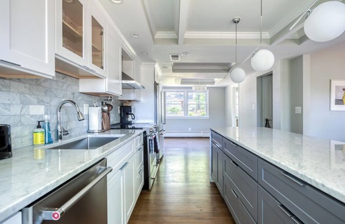 Arlington Ridge House | Beautiful Fully Renovated 3 Bedroom House 5 Mins to DC & DCA - Best Location!