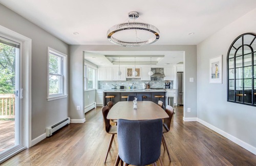 Arlington Ridge House | Beautiful Fully Renovated 3 Bedroom House 5 Mins to DC & DCA - Best Location!
