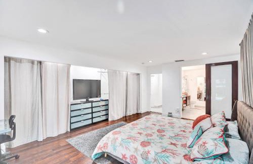 Miami Gardens House | Beautiful Gem in Miami Gardens w Heated Pool