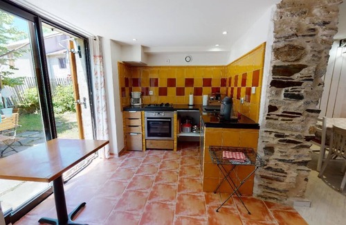 Les Martys Cottage | Beautiful Gîte 3 épis, in exposed stone with shaded terrace