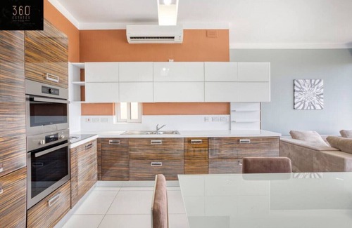 Il-Balluta Apartment | Beautiful Hill APT, with Balcony, Seaviews & WIFI