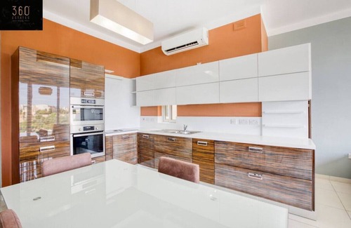 Il-Balluta Apartment | Beautiful Hill APT, with Balcony, Seaviews & WIFI