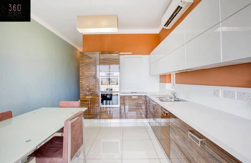 Il-Balluta Apartment | Beautiful Hill APT, with Balcony, Seaviews & WIFI