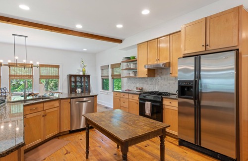 Thompson's Station House | Beautiful Home on a Quiet Lot, Sleeps 14, Treehouse & Game Room!