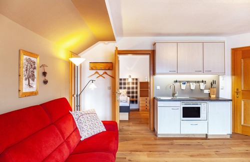 Muhldorfl Apartment | Beautiful Holiday Apartment "Zugspitzblick" with Mountain View, Wi-Fi & Balcony