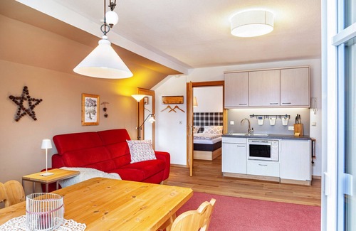 Muhldorfl Apartment | Beautiful Holiday Apartment "Zugspitzblick" with Mountain View, Wi-Fi & Balcony