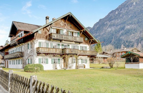 Muhldorfl Apartment | Beautiful Holiday Apartment "Zugspitzblick" with Mountain View, Wi-Fi & Balcony